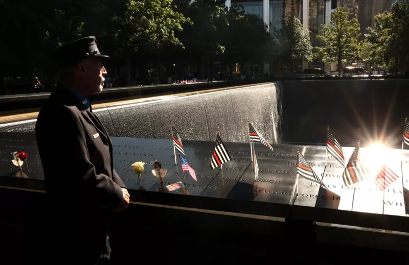 El bombero retirado de FDNY William Staudt del motor 67 se encuentra en el monumento a la torre sur en el Monumento y Museo Nacional del 11 de septiembre en el 24 aniversario de los ataques del 11 de septiembre en Nueva York el 11 de septiembre de 2025. Nueva York marcó el jueves los devastadores ataques del 11 de septiembre de 2001, 24 años después de los secuestros de aviones que se cobraron casi 3.000 vidas y cambiaron para siempre a los Estados Unidos.