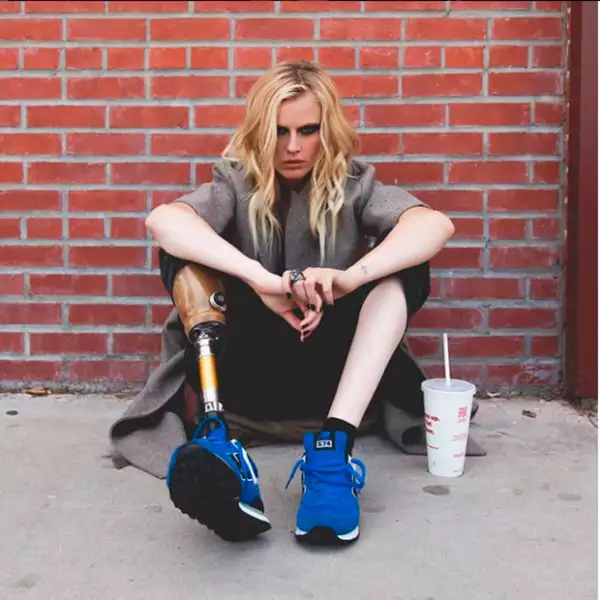 Tras perder la pierna, Lauren ha seguido modelando.