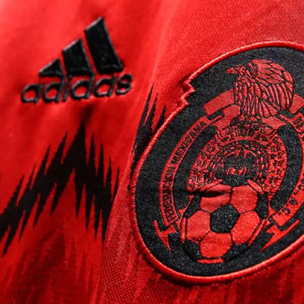 La Federación Mexicana de Futbol aseguró que la vestimenta reinterpreta “jerseys clásicos del equipo nacional en la historia de los mundiales. Desde el primero que fue utilizado en una Copa del Mundo, en Uruguay 1930, hasta Suecia 1958, el último mundial 