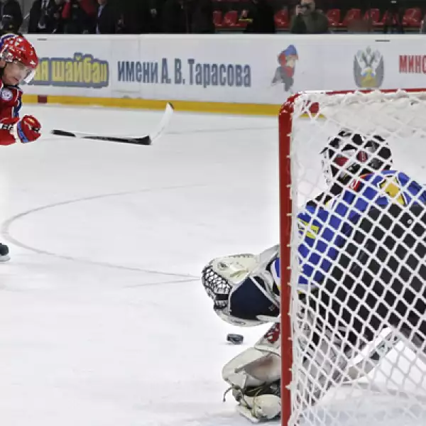 En Moscú participó en los entrenamientos de un equipo de hockey juvenil.