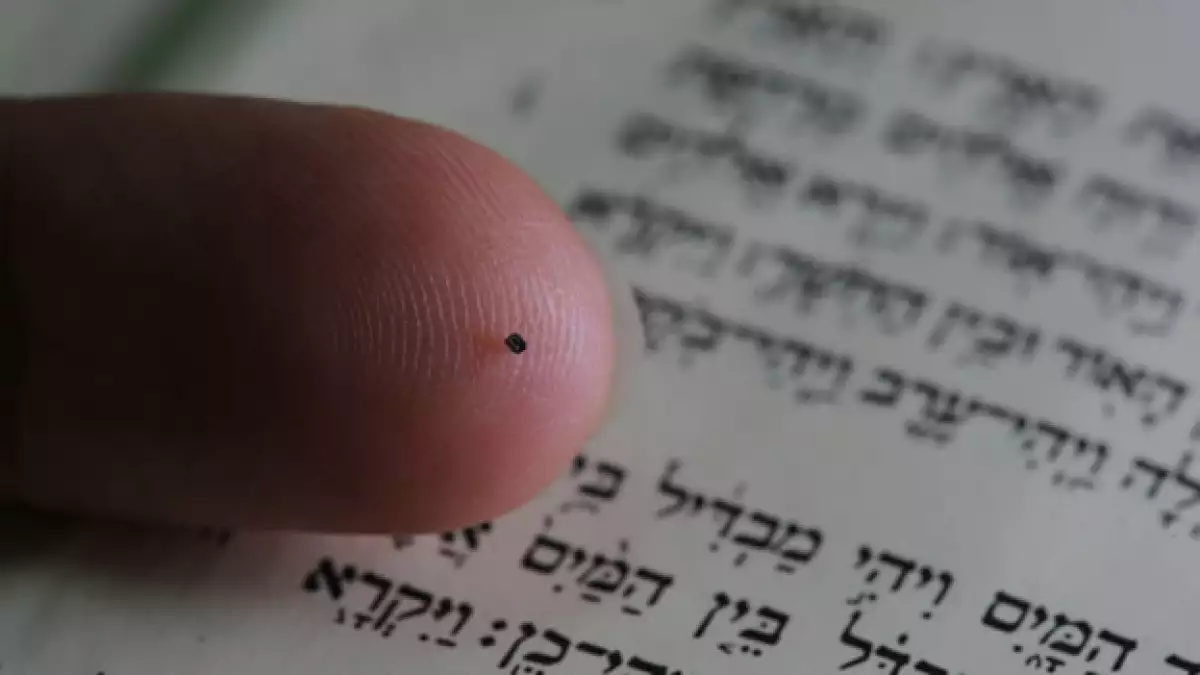 La 'Nanobiblia', que requiere un microscopio electrónico para ser leída