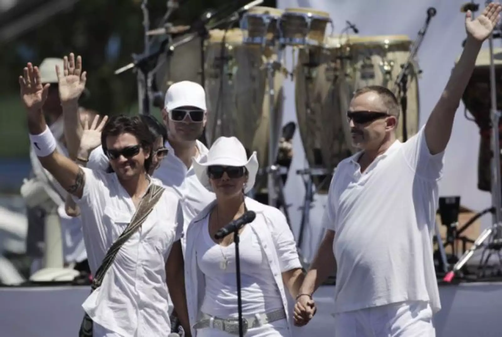 14 invitados a este evento --incluyendo al organizador Juanes-- se abrazaron y aplaudieron.