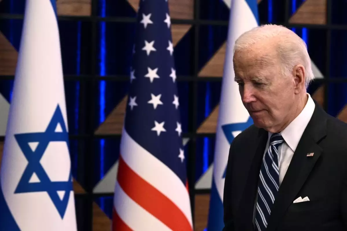 El presidente de los Estados Unidos, Joe Biden, sale de la sala al final de una conferencia de prensa después de una visita solidaria a Israel, el 18 de octubre de 2023, en Tel Aviv, en medio de las batallas en curso entre Israel y el grupo palestino Hamas en la Franja de Gaza.
