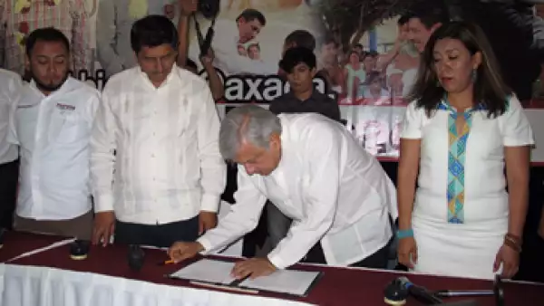 López Obrador encabezó la firma del acuerdo de Morena con la CNTE. (Foto: www.amlo.org.mx/Cortesía )