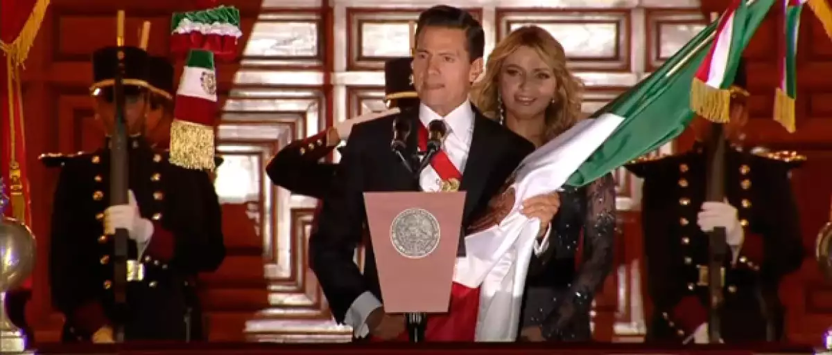 La esposa de Enrique Peña Nieto le dio su propio toque a su outfit para ir ad hoc a las fiestas patrias.