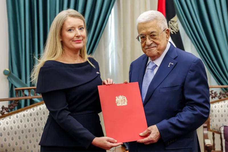 Esta foto de folleto proporcionada por la oficina de prensa (PPO) de la Autoridad Palestina muestra al presidente palestino Mahmud Abbas recibiendo un comunicado escrito del Cónsul General de Gran Bretaña a Jerusalén Helen Winterton en su sede en Ramallah, en la Cisjordania ocupada, el 21 de septiembre de 2025.