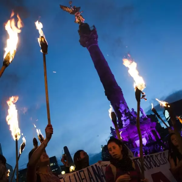 En el Ángel de la Independencia personas portaron antorchas conforme caía la noche