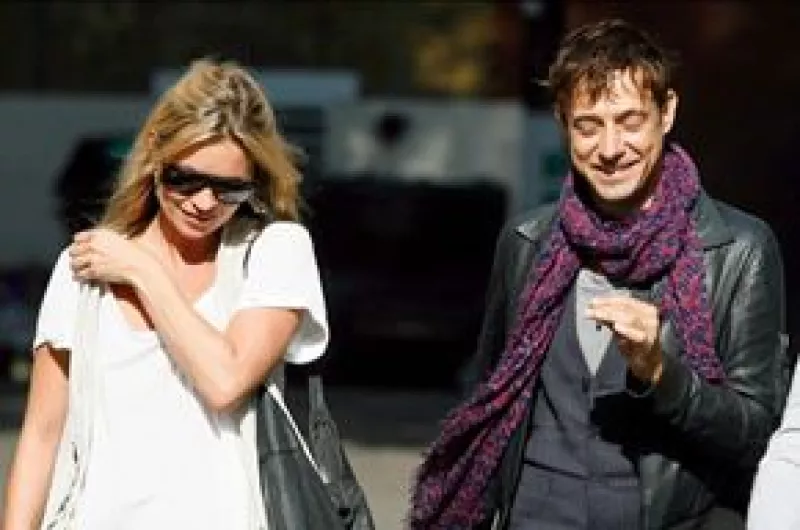 Después de un año de relación la modelo le pidió al guitarrista que no se acerque a ella.