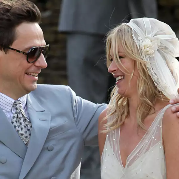 Los novios, con mirada y sonrisa tierna.