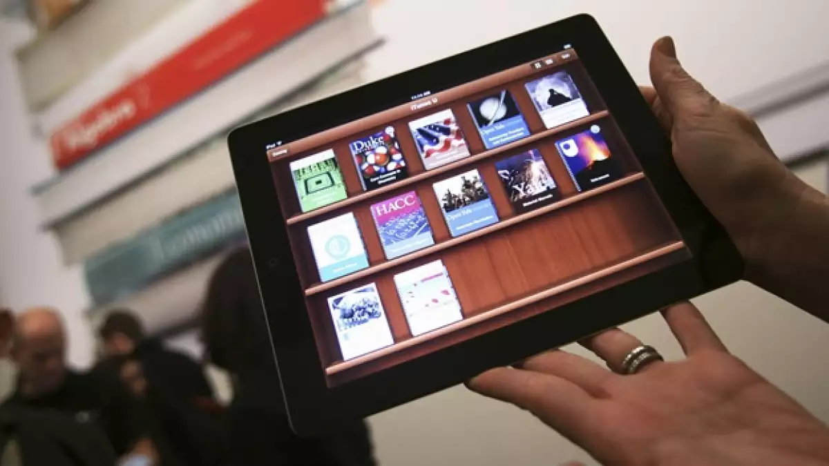 un mujer muestra una ipad