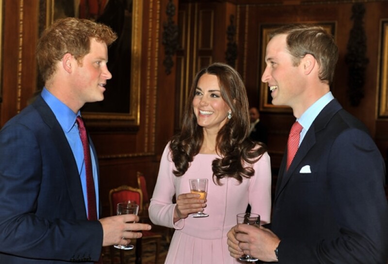El príncipe Enrique, la duquesa Kate y el príncipe Guillermo.
