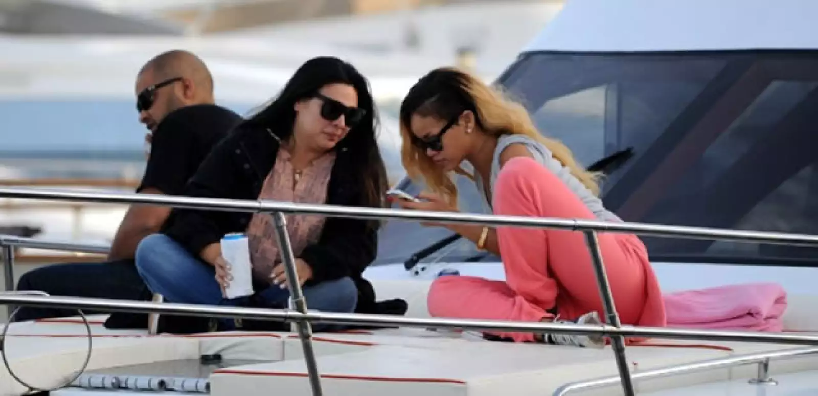 Platicaba con su equipo mientras revisaba cosas en su celular, se veía muy relajada.