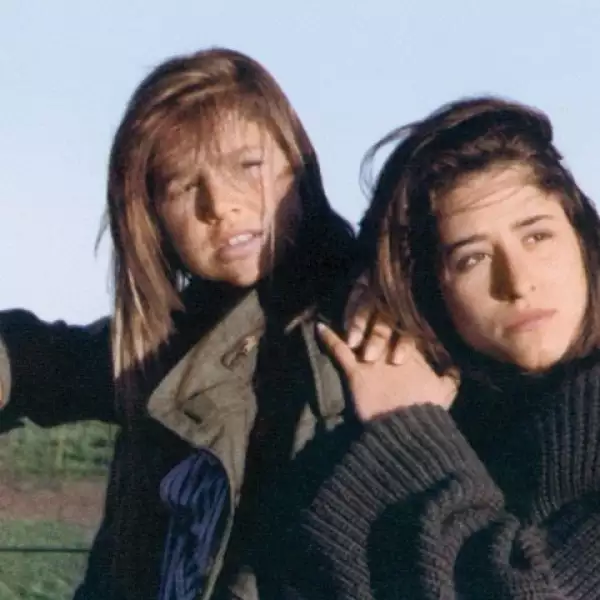 Aquí con una de sus hermanas.