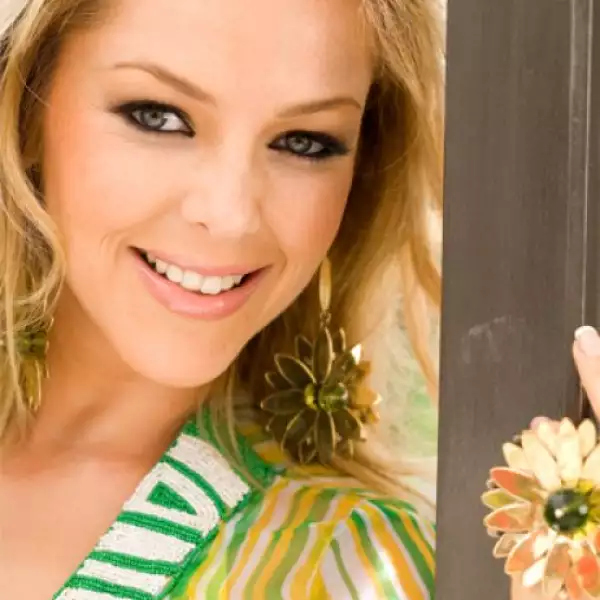 Erika de la Rosa tiene una piel muy sensible al sol que debe proteger en todo momento con bloqueadores de rayos UVA y UVB. El maquillaje de playa debe ser sencillo y reasaltar ojos y boca de la forma más natural.