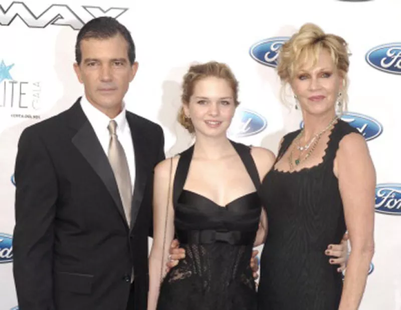 Por tercer año consecutivo, el actor desfiló en la alfombra de la gala Starlit con su familia y la hermosa Stella del Carmen.