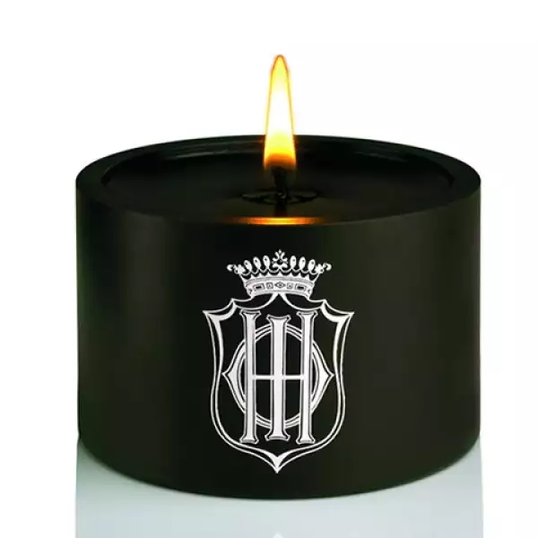 SISLEY. Vela Black Tuberose con notas de nardo, vainilla, jazmín, ylang e incienso de benjuí. 940 pesos.