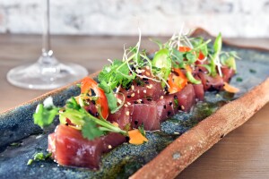 Exquisita variedad de ceviches, tiraditos y crudos
