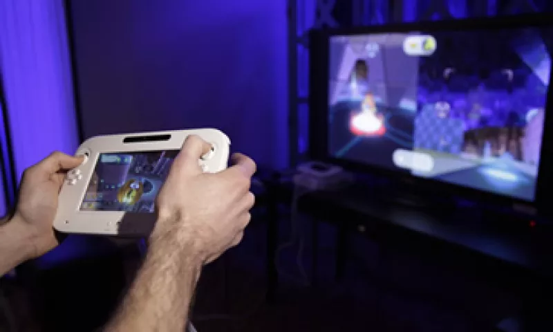 Wii U se venderá como un paquete con un controlador de pantalla táctil, que es casi tan grande como la propia consola. (Foto: AP)
