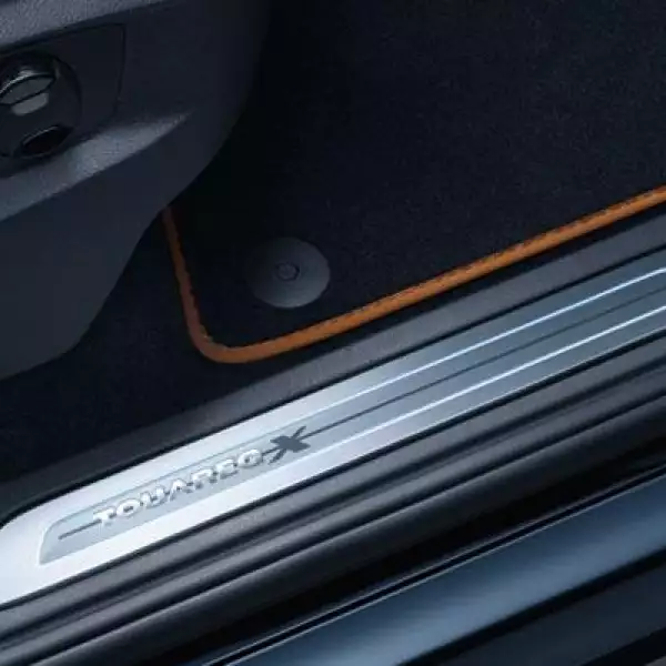 Entre los detalles encontramos la iluminación de las puertas frontales con logos de la edición y costuras en el volante de cuero, la palanca de cambio y las alfombrillas.