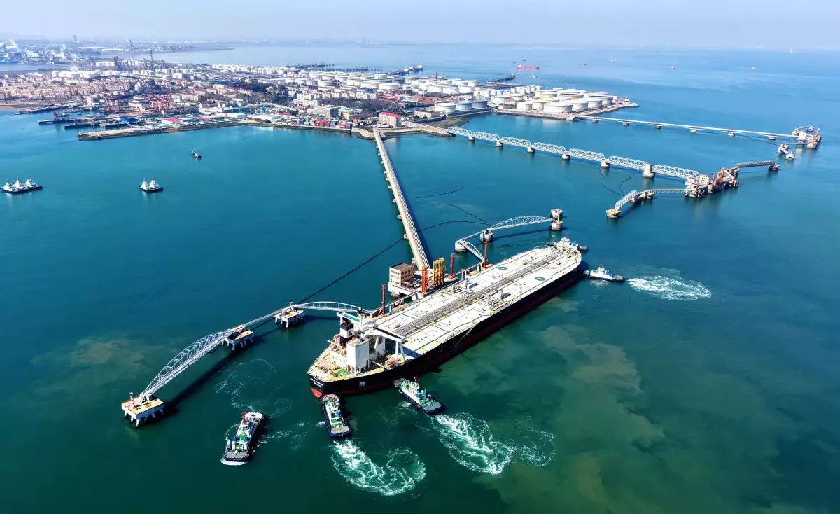 Un petrolero de crudo es guiado a un atraque en la terminal de petróleo en el puerto de Qingdao, en la provincia oriental de Shandong de China, el 7 de marzo de 2026.