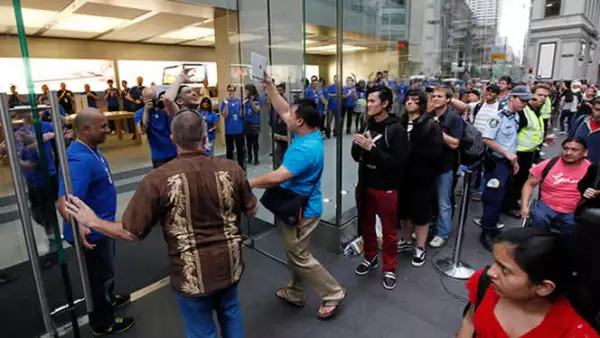 Alex Lee, canadiense, se convirtió en el primer cliente de la tienda de Apple, en Sydney, Australia.