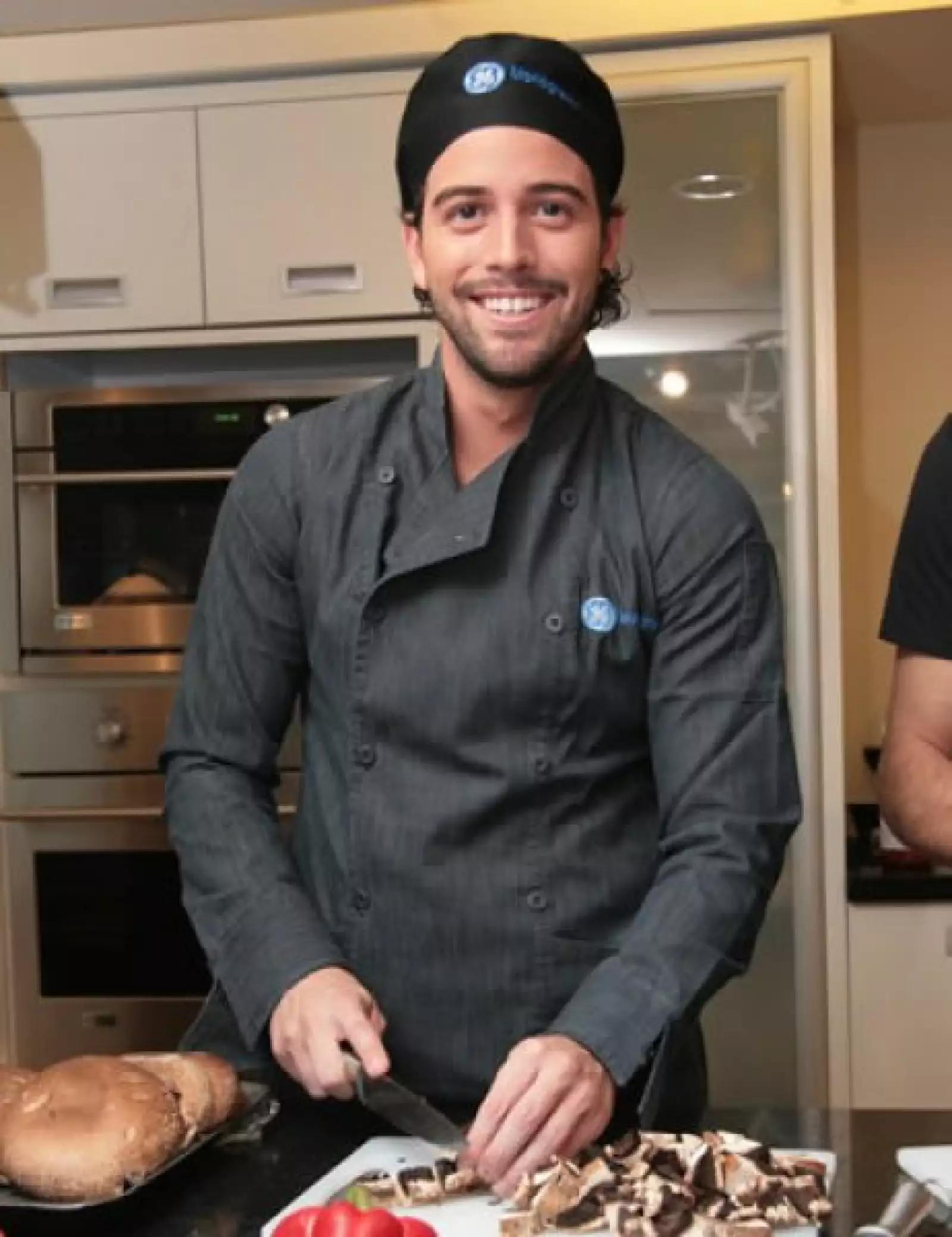 El cantante Mane de la Parra optó por un pollo en salsa agridulce que fue acompañado de arroz blanco.