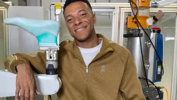 Kylian Mbappé posa como la nueva cara de la marca deportiva On en uno de sus laboratorios para el desarrollo de calzado especializado y altamente tecnológico. 