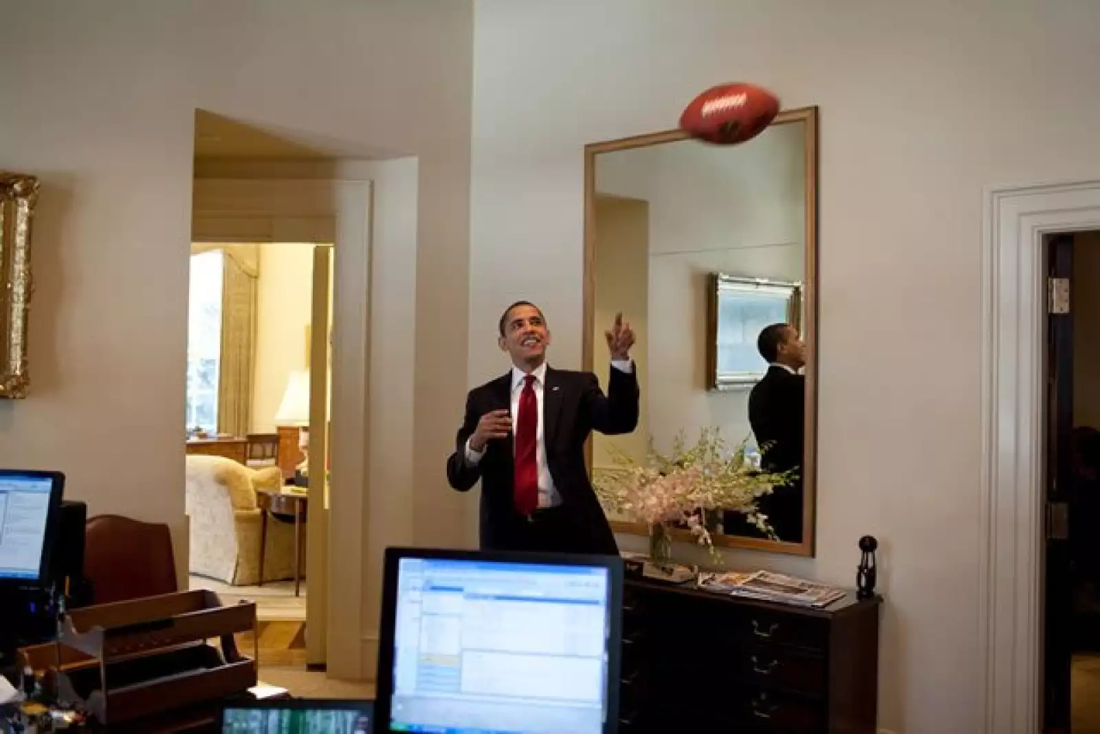 Barack juega con una pelota de futbol americano en la Oficina Oval.