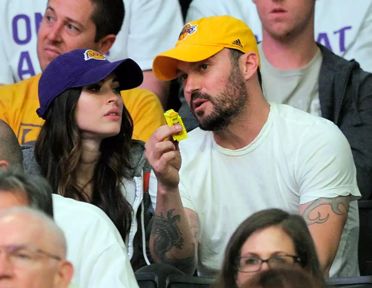 La actriz asistió al partido de los Lakers en el Staples Center en Los Ángeles. Aunque se esperaba que dejara al descubierto los primeros indicios de su pancita, Fox portó un outfit bastante holgado.