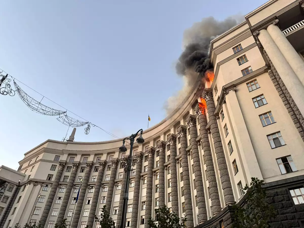 Esta fotografía de folleto tomada y publicada por el Servicio de Emergencia del Estado de Ucrania el 7 de septiembre de 2025, muestra un incendio en el edificio del gobierno ucraniano en Kiev, después de un ataque nocturno, en medio de la invasión rusa de Ucrania. Rusia disparó su mayor bombardeo aéreo contra Ucrania a primera hora del 7 de septiembre, incendiando la sede del gobierno ucraniano en Kiev, dijeron las autoridades.