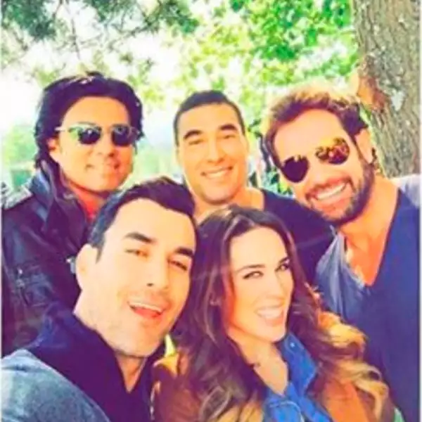 Jacky Bracamontes junto a los galanes de telenovelas.