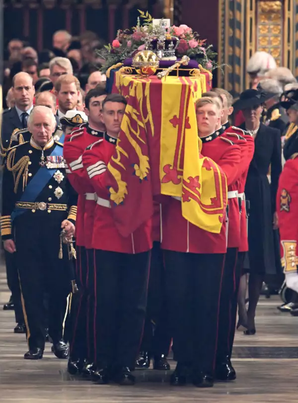 
Soldados en el funeral de Isabel II