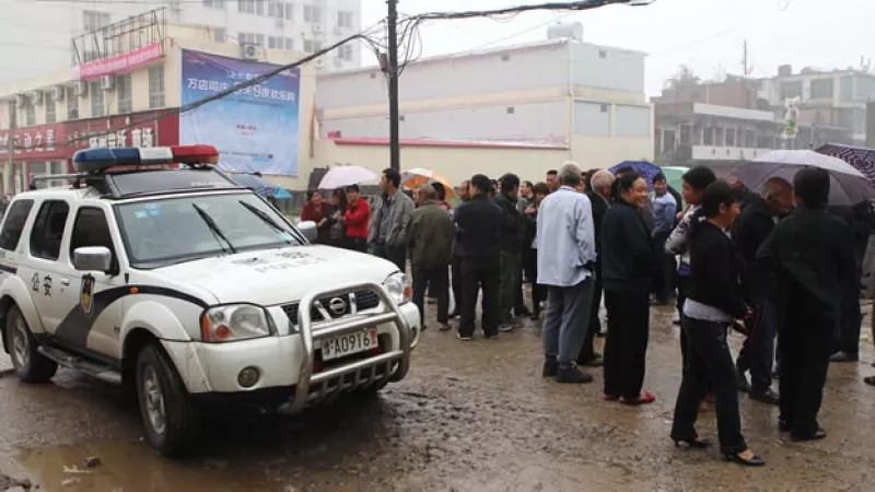 gente observa la escena de un ataque con hacha