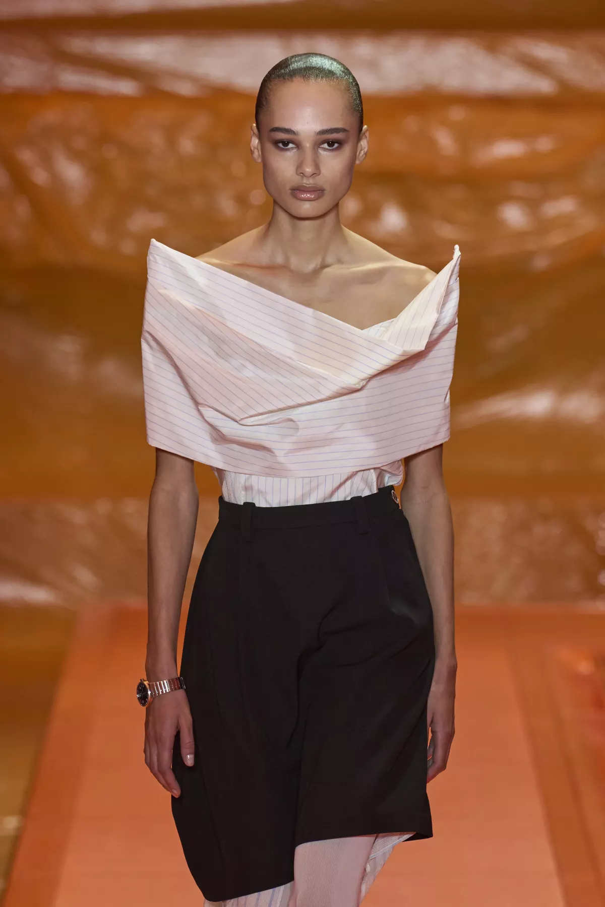 El look 27 de Louis Vuitton PV24.