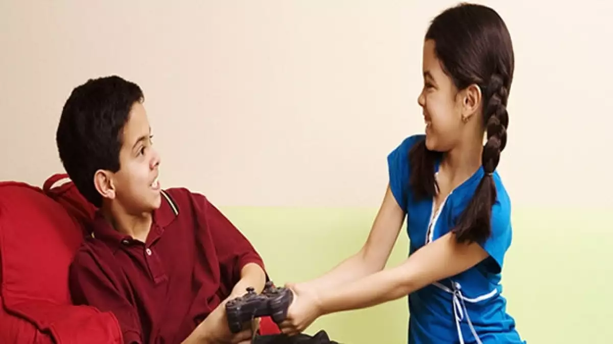 niños peleando hermanos