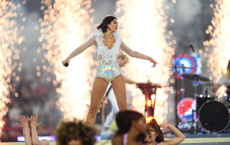 Dua Lipa en el show de la final de Champions League