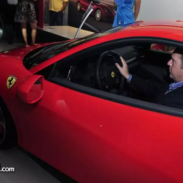 Presentaci?el Ferrari 458