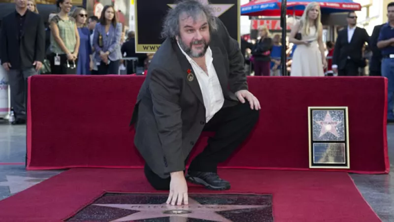 El director de cine Peter Jackson posa con su estrella en el Paseo de la Fama de Hollywood
