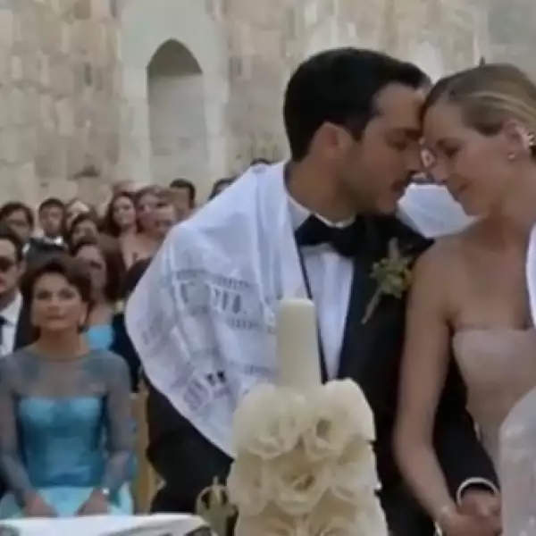 La pareja fue unida con un rebozo que significa la protección, cuidado y cobijo en su matrimonio que inicia.