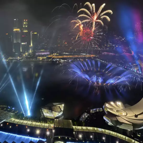 El cielo se iluminó con vistosos juegos artificiales multicolores en este país asiático.