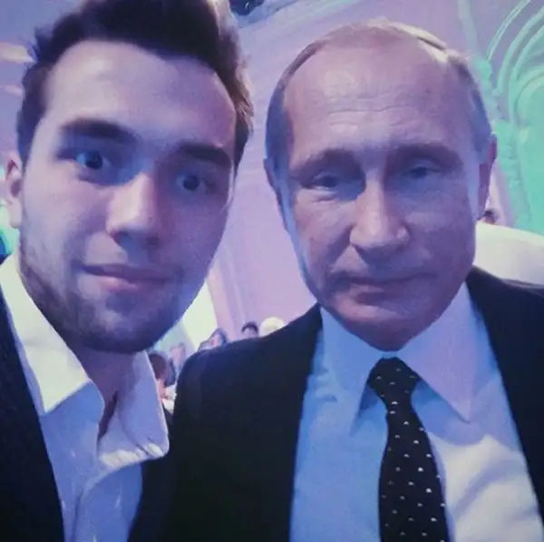 Una selfie de un niño rico con el presidente de Rusia, Vladimir Putin.