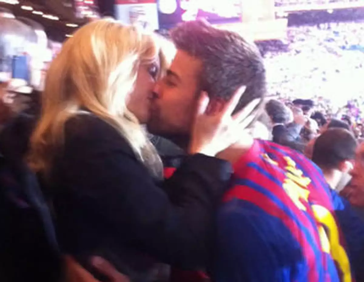 Por el indiscutible triunfo del equipo de su novio, el FC Barcelona, ante el Athletic Club de Bilbao, la cantante le dio tremendo trofeo.