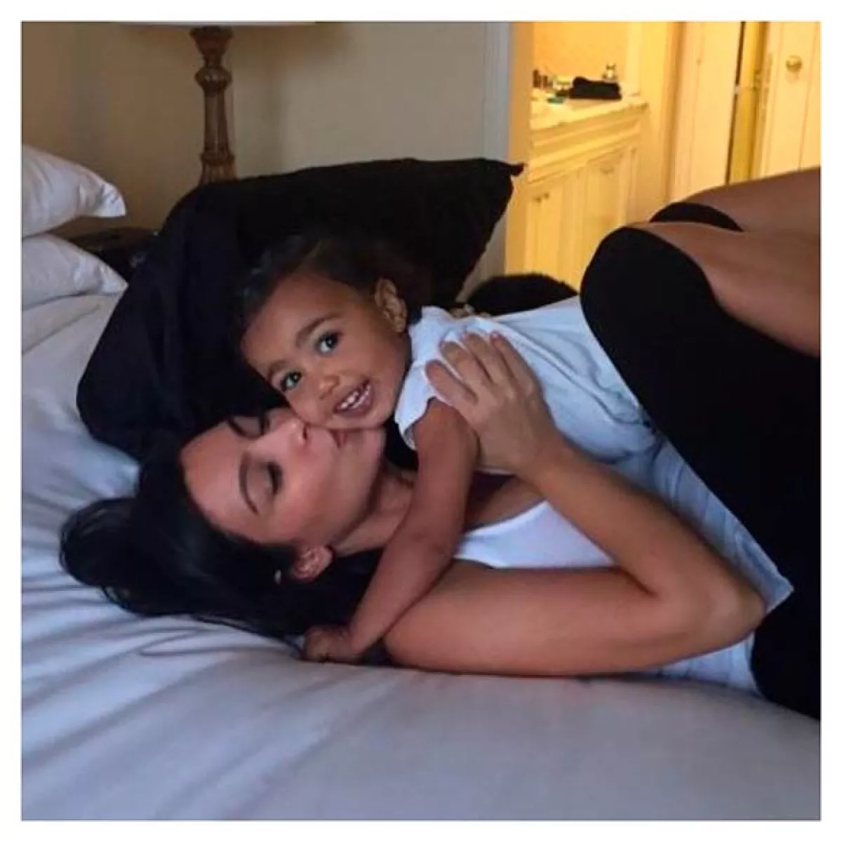 Kim después trató de animar a su hija, a quien ya se le veía de mejor humor.