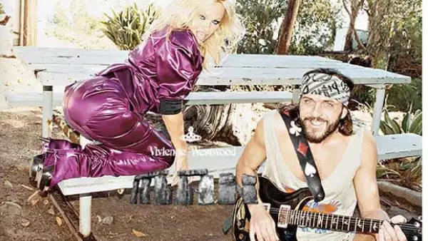 La voluptuosa rubia es la protagonista de la colección Primavera-Verano 2009 de la controvertida  diseñadora británica.