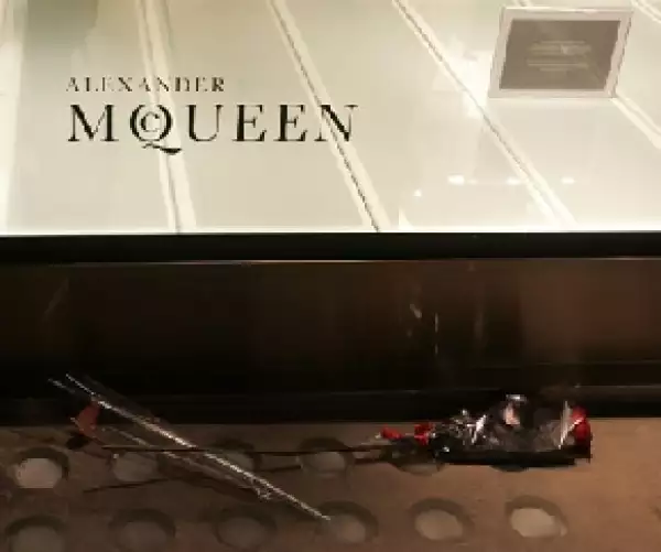 Las tiendas del diseñador están de luto.