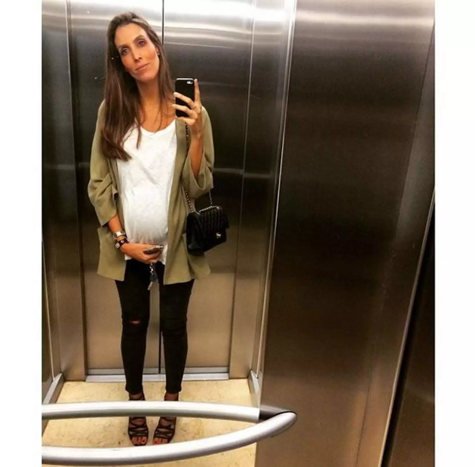 ¿Quién dice que se pierde el estilo estando embarazada? Bibiana Hernández nos muestra lo contrario con un look casual chic.