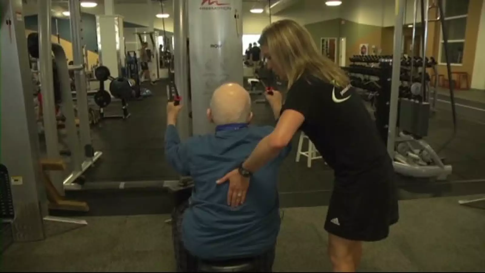 hombre de 103 años hace ejercicio