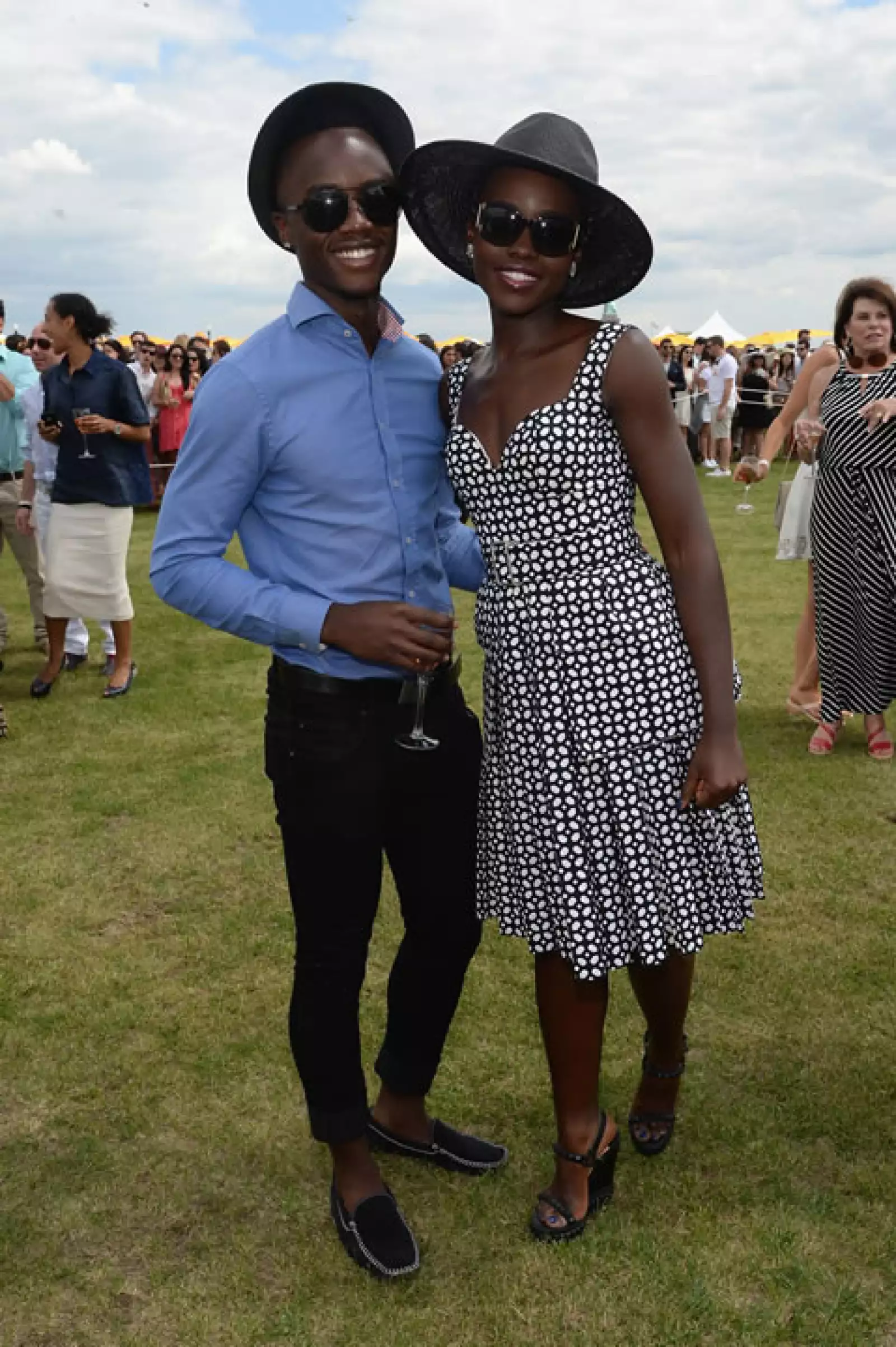 La guapa actriz acudió al encuentro acompañada por su hermano Peter Nyong´o.