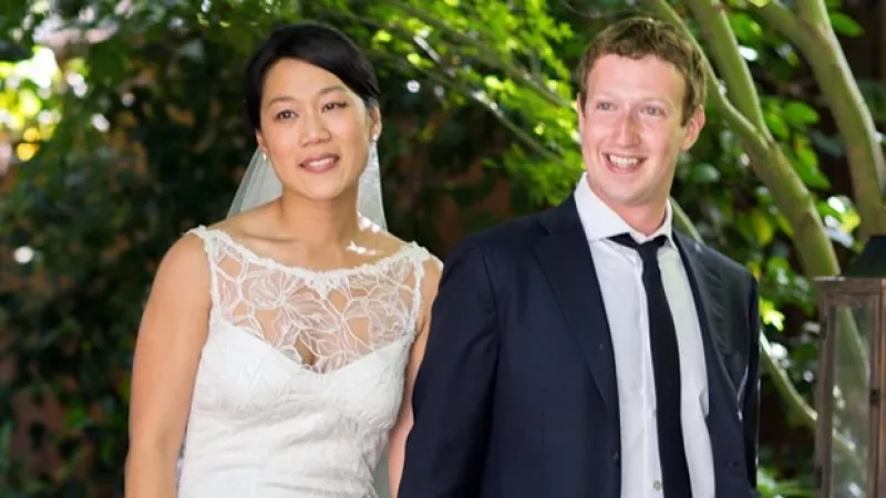Podrá ser el millonario más joven del mundo, pero al fundador y dueño de Facebook nada lo ha cambiado y su enlace con Priscilla Chan es muestra de ello.