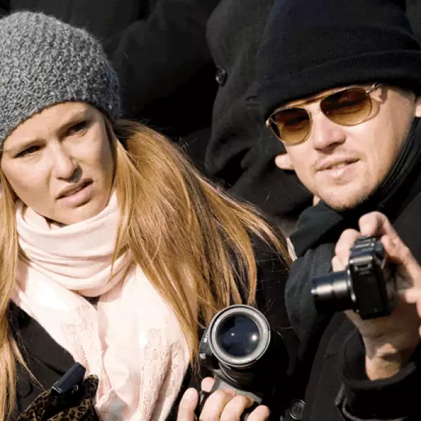 Después de haberse divorciado de un familiar, continuó modelando. En noviembre de 2005 inició una relación con el actor estadounidense Leonardo DiCaprio, la cual finalizó 6 años después.